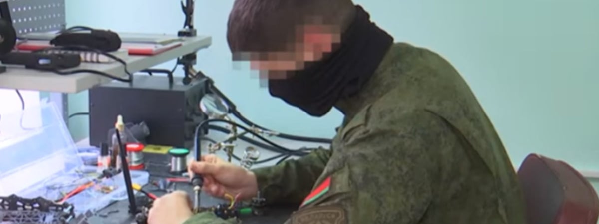 «По российскому опыту» — На госТВ показали, как в Беларуси собирают боевые дроны «из изоленты и палок» — Фото