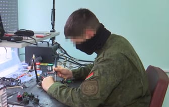 «По российскому опыту» — На госТВ показали, как в Беларуси собирают боевые дроны «из изоленты и палок» — Фото
