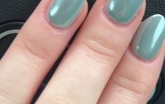 Какого цвета эти ногти? Пользователи Сети разделились на 2 лагеря — Фото