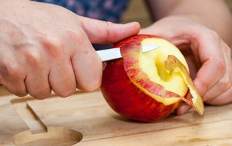 Действительно ли яблоки полезнее есть со шкуркой? Медик и химик развеяли 1 миф и 1 подтвердили — Полезно