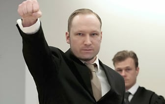 Убийца 77 человек пожаловался на «садистские» условия содержания. ТВ-зал с Xbox, тренажерка, попугайчики – смотрим фото — Фото