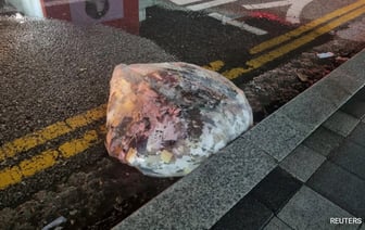 Северная Корея посылает мусорные шары, Южная отвечает громкоговорителями