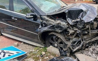 В Бресте Mercedes вылетел с дороги и въехал в угол дома