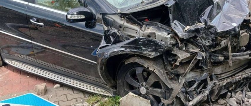 В Бресте Mercedes вылетел с дороги и въехал в угол дома