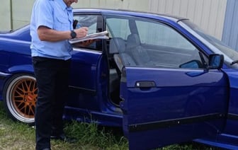 Должника судебные исполнители нашли по его машине. Вот как