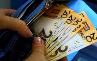 Зарплата белорусов в июне превысила 2200 рублей