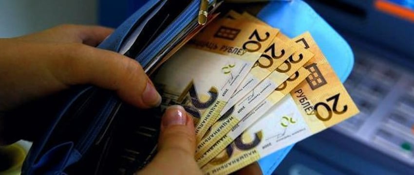 Зарплата белорусов в июне превысила 2200 рублей