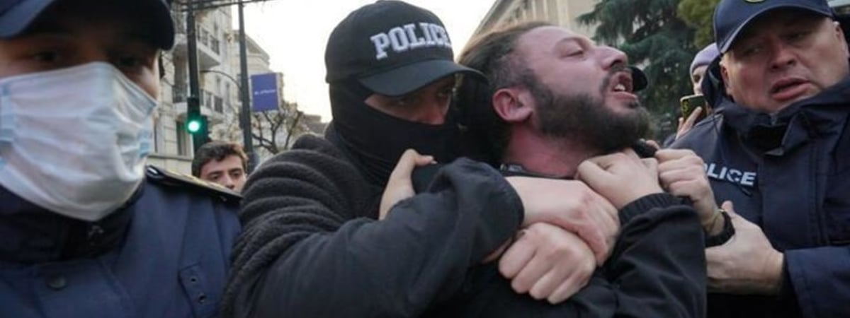 В Тбилиси полиция жестко разогнала палаточный лагерь протестующих, есть пострадавшие