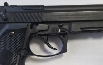 Хвастаясь пневматом перед девушками, парень ранил одну из них