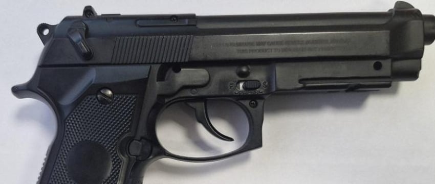 Хвастаясь пневматом перед девушками, парень ранил одну из них