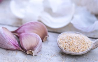 Сколько сыпать сушеного чеснока, чтобы заменить свежий? Узнали, какой полезнее — Полезно