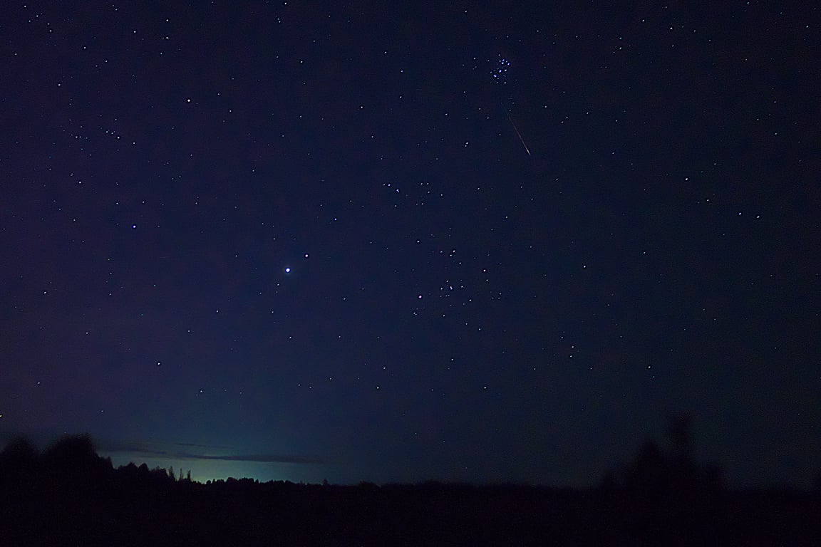 След от метеора в ночном небе. Фото Сергея Серебро