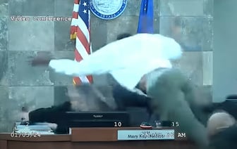 В США мужчина набросился на судью сразу же после отказа выпустить его под залог — Видео