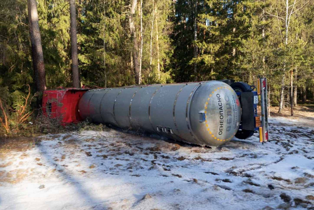 Автоцистерна с 20 тоннами газа перевернулась под Быховом
