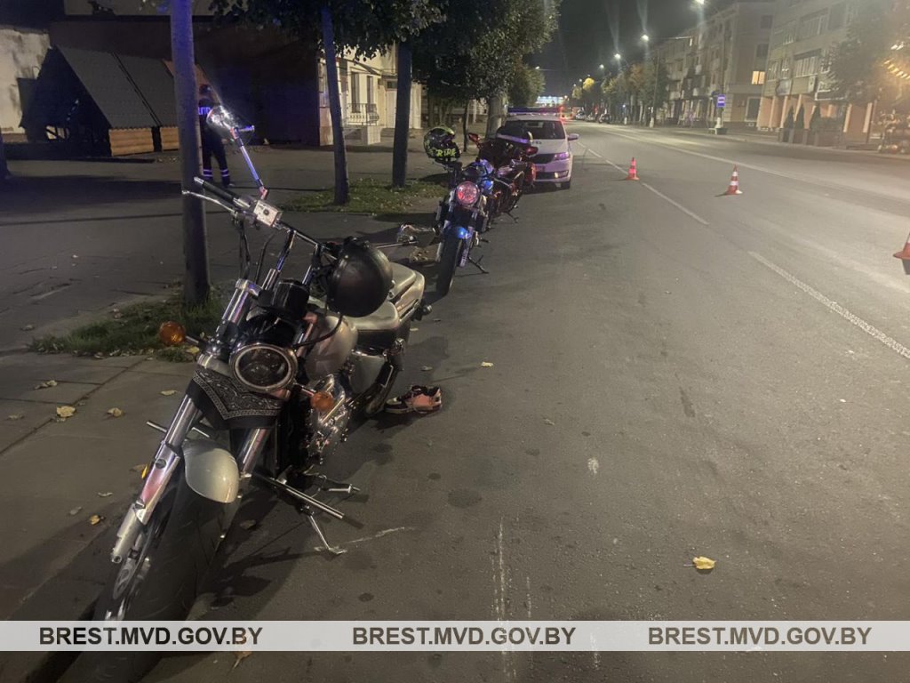 Мотоциклист опрокинулся в Барановичах и сбил человека