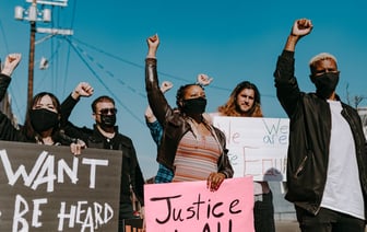 С 1 февраля в Беларуси на 2,2% повышаются размеры пособий воспитывающим детей семьям