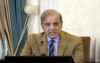 Недостаток наличности заставляет Пакистан сокращать рабочие места и распускать 6 министерств в рамках сделки с МВФ