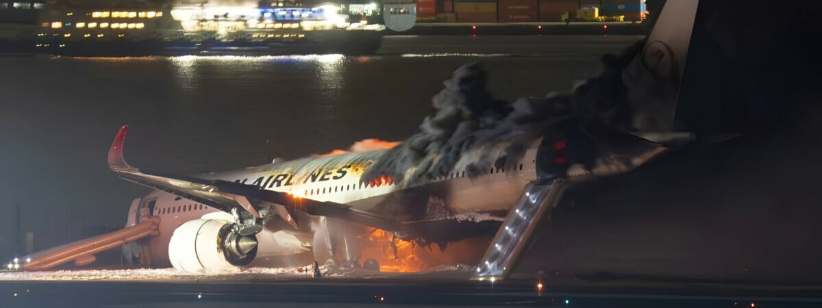 Появилось видео горящего самолета с 379 пассажирами на борту в аэропорту Токио — Видео