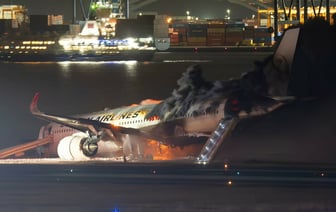 Появилось видео горящего самолета с 379 пассажирами на борту в аэропорту Токио — Видео