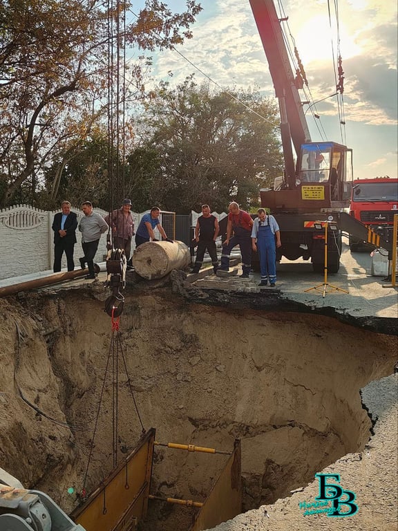 Огромная яма напротив «Короны» в Бресте. Рассказываем, в чем дело
