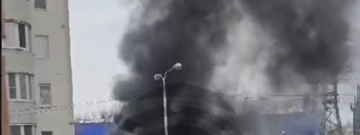 Белгород в РФ попал под ракетный обстрел. В соцсетях показали взрывы и столбы дыма в городе