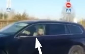 В Мозыре водитель с двухлетним ребенком на руках ехал на красный свет
