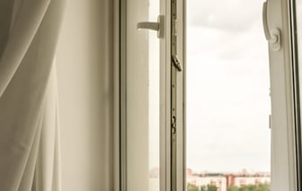 В Беларуси с десятого этажа многоэтажки выпал 10-летний мальчик — спасти его не удалось