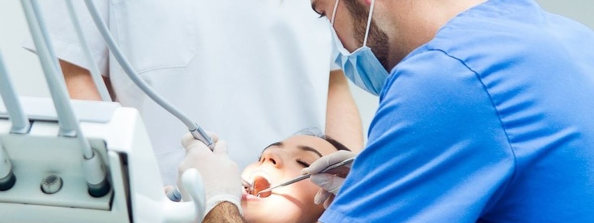 «Чтобы руки не тряслись». Налоговая инспекция Минска предупредила о проверке почти 400 частных стоматологов