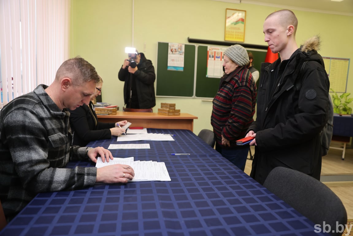 Мы обязаны быть патриотами, чтобы Беларусь оставалась крепкой — ветеран ВОВ на досрочном голосовании в Бресте