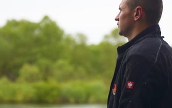 Бросил пить, ездил на Байкал в сланцах, восстанавливает дом деда. Удивительная история парня с Полесья