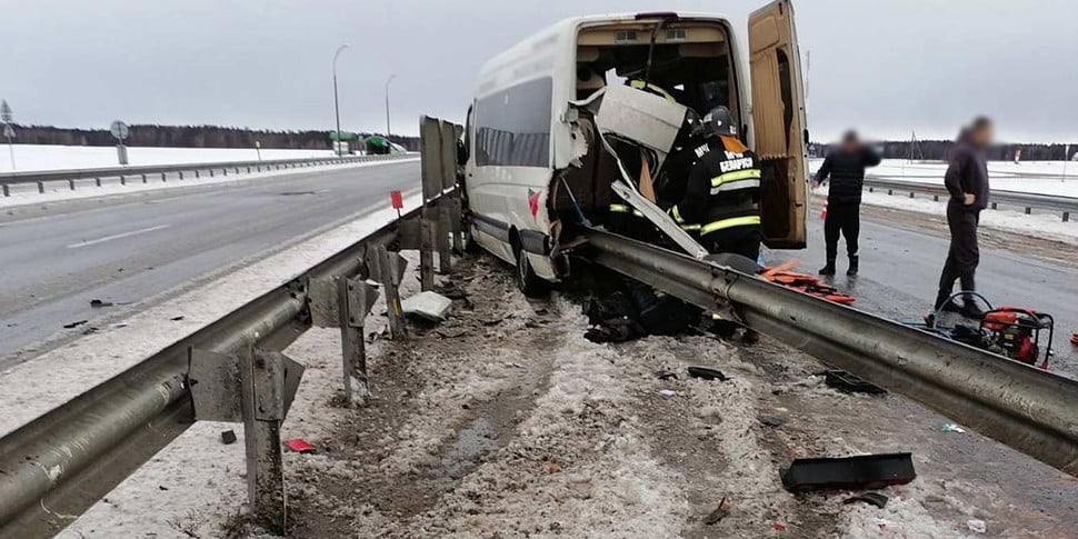 Водитель отвлекался на телефон, маршрутка врезалась в ограждение. Что выяснили следователи