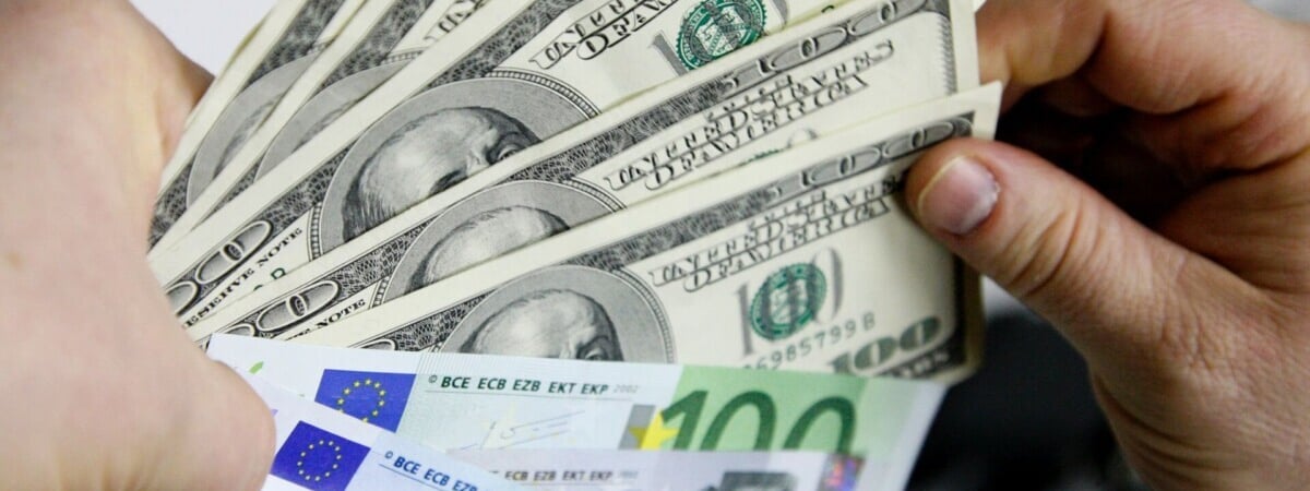 Доллар достиг минимума за более чем 1,5 месяца. Что с евро и с какими курсами белорусы идут на выходные?