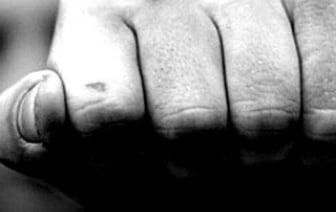 Пинский 16-летний хулиган попросил у прохожих вермишель и чипсы, а потом принялся их избивать