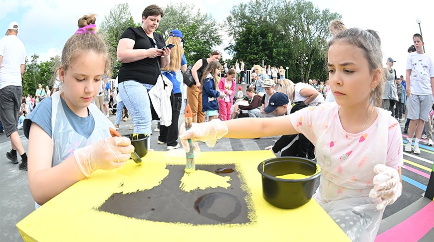 Около 200 гостей фестиваля «Вытокі» украсили скейт-роллер парк в Пружанах
