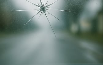 Белоруска отсудила деньги за треснувшее стекло. Какую сумму?
