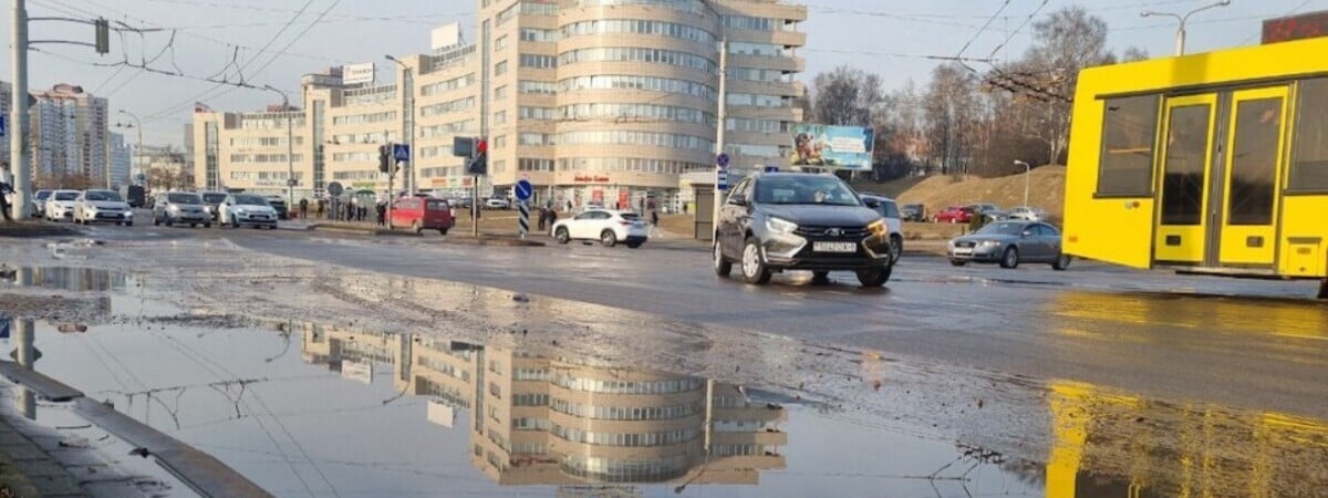 В Минске строители повредили водопровод. Жители Уручья и не только стали жаловаться на проблемы с водой — Фото