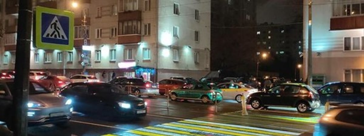 В Минске появился первый проекционный пешеходный переход
