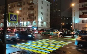 В Минске появился первый проекционный пешеходный переход