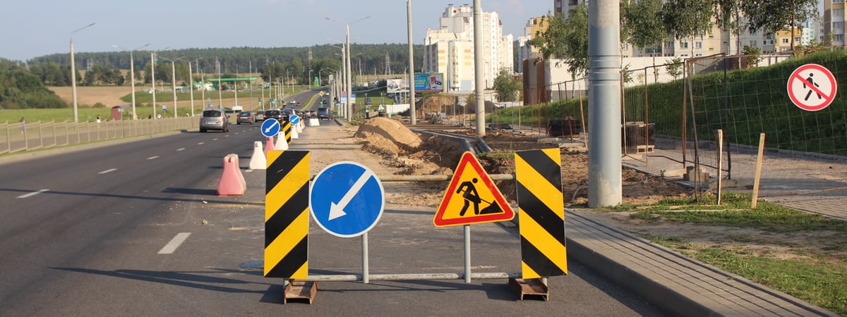 Фотофакт. На Вишневце ограничили дорожное движение из-за строительства магазина