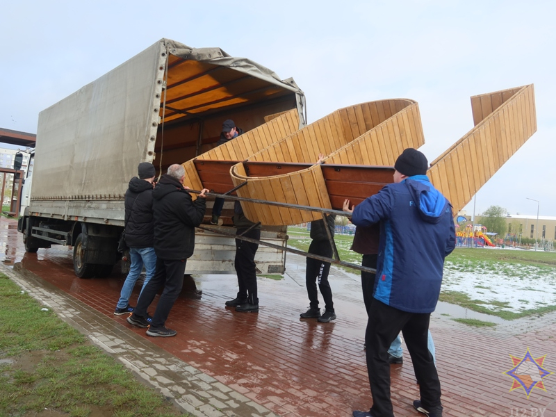 МЧС установило одну скамейку в парке 1000-летия, она изображает экстренный номер 101