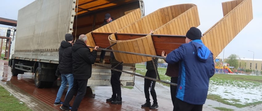 МЧС установило одну скамейку в парке 1000-летия, она изображает экстренный номер 101