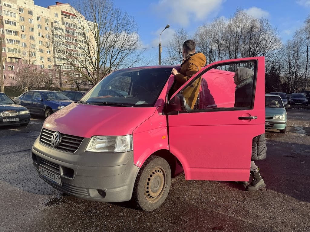 Розовый Volkswagen T5 шесть лет находится в продаже