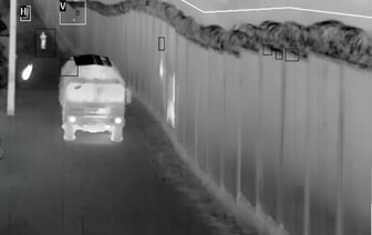 Польские пограничники показали атаку нелегалов на границе с Беларусью — Видео