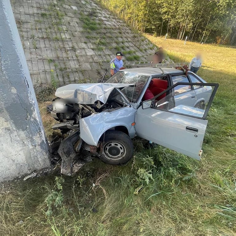 95-летний водитель почувствовал себя плохо за рулем, его «Москвич» врезался в опору моста