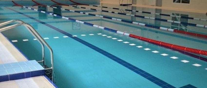 Ношение контактных линз в бассейне: рекомендации врача