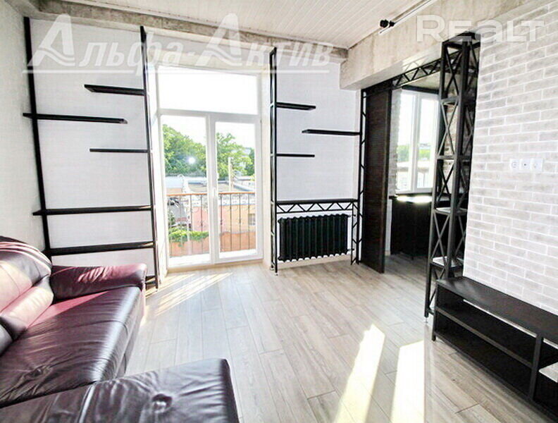 В этой трехэтажке в советские годы жила партийная элита Бреста. А что там сейчас продают?