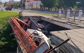 Автовышка рухнула с моста в Сморгони