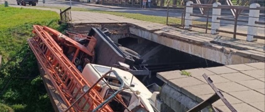 Автовышка рухнула с моста в Сморгони