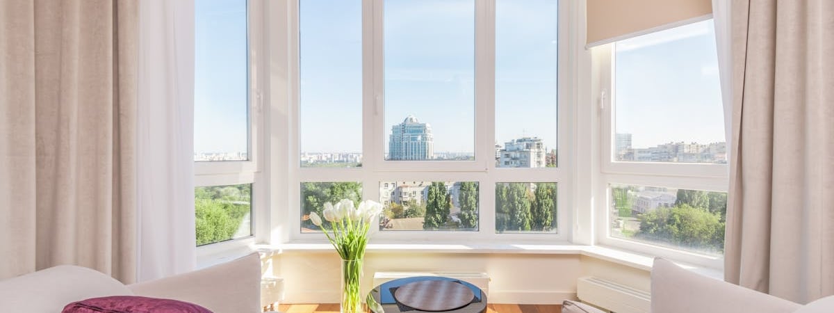 В центре Минска восемь иностранцев выпрыгнули из окна квартиры на 4 этаже, четверо из них попали в больницу