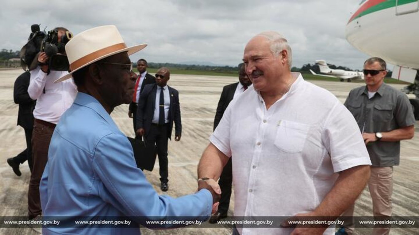 Алексей Ляшкевич (крайний справа) сопровождает Александра Лукашенко во время визита в Экваториальную Гвинею. 10 декабря 2023 года. Фото: president.gov.by